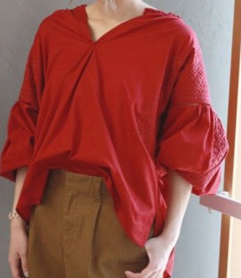 トスサラ 菅野美穂の衣装 赤いブラウスが可愛い ブランドはどこの ドラマの衣装 Com
