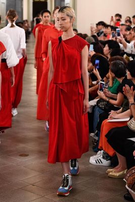 鈴木保奈美 Fns春の祭典 衣装 赤ワンピースのブランドは ドラマの衣装 Com